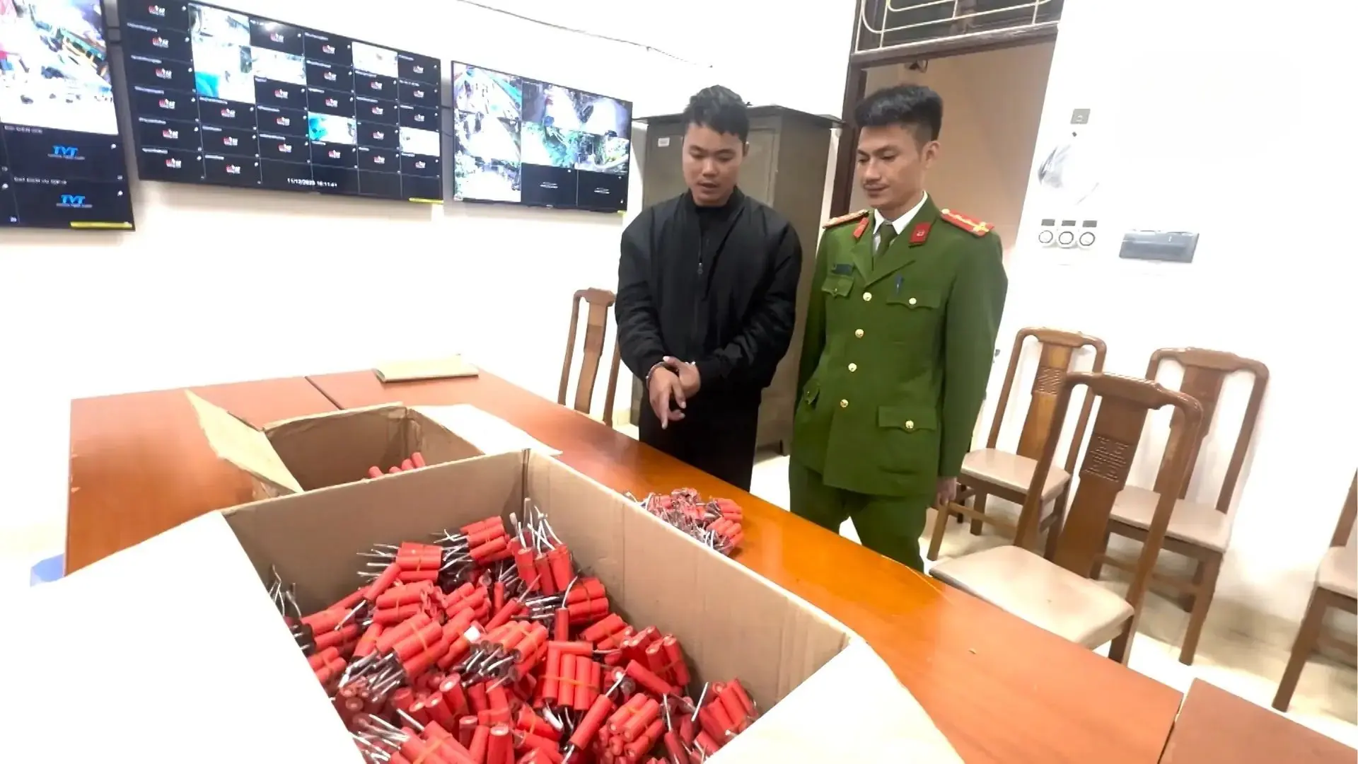 Bắt giữ đối tượng sản xuất pháo hoa nổ